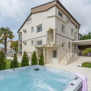 Stephany Apartman